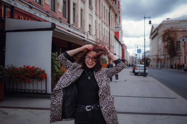 머리의 여자가 모스크바를 있습니다 유행하는 도시를 있어요 쇼핑을 — 스톡 사진