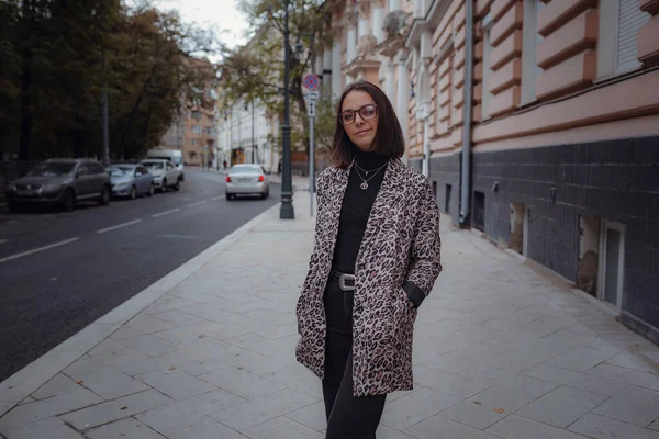 Hermosa Joven Morena Camina Moscú Con Una Chaqueta Leopardo Moda — Foto de Stock