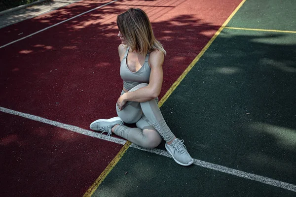 Joven Mujer Deportiva Haciendo Ejercicios Aire Libre Deportes Estilo Urbano —  Fotos de Stock