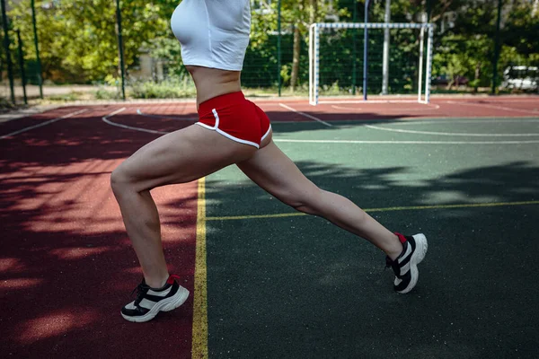 Açık Hava Sporları Yapan Genç Bir Kadın Şehir Tarzı Aktif — Stok fotoğraf