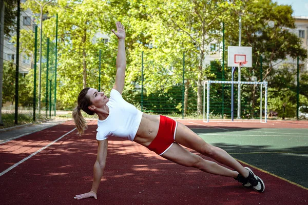 Joven Mujer Deportiva Haciendo Ejercicios Aire Libre Deportes Estilo Urbano —  Fotos de Stock