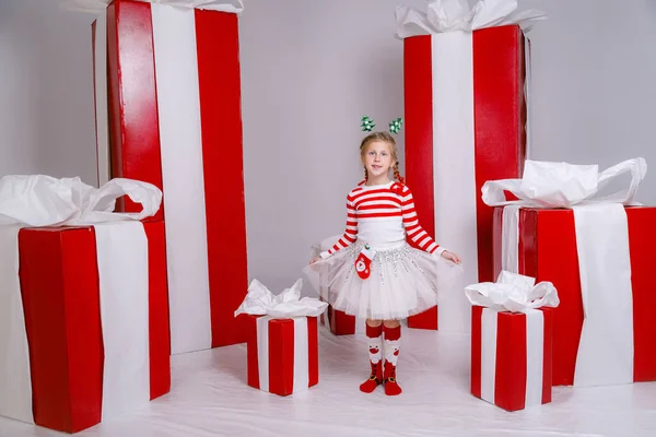 Gülümseyen Noel Gecesinde Yardım Etmeye Hazır Neşeli Elf Çocuğunun Portresi — Stok fotoğraf