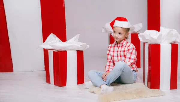 Gülümseyen Noel Gecesinde Yardım Etmeye Hazır Neşeli Elf Çocuğunun Portresi — Stok fotoğraf
