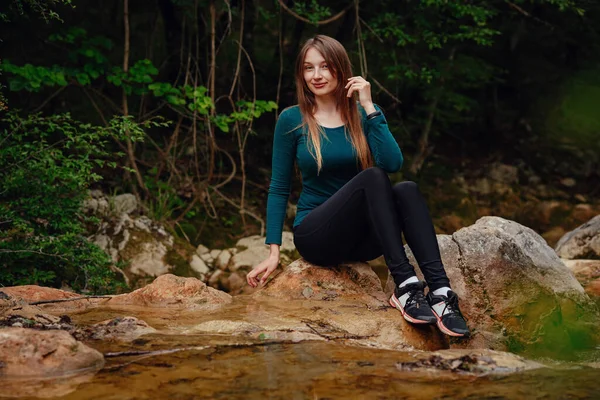 Turista Feminina Floresta Que Descansa Perto Rio Caminhadas Femininas Perto — Fotografia de Stock