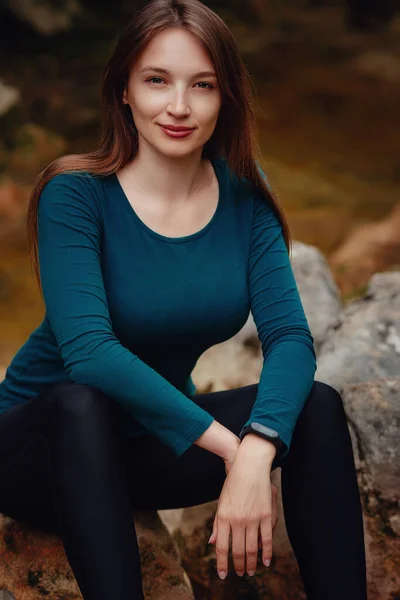 Female Tourist Forest Resting River Female Hiking Creek — Stock Photo, Image