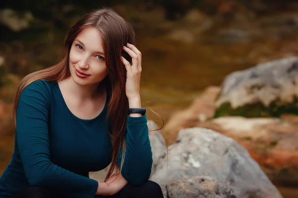 Touriste Féminine Dans Forêt Reposant Près Rivière Randonnée Féminine Bord — Photo