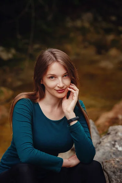 Female Tourist Forest Resting River Female Hiking Creek — Stock Photo, Image