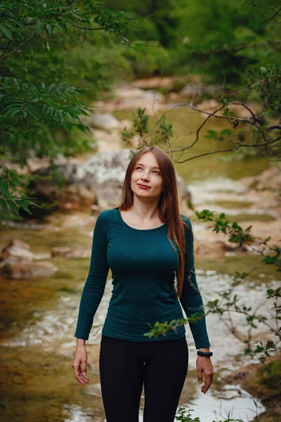 Touristin Wald Die Der Nähe Des Flusses Rastet Weibchen Wandern — Stockfoto
