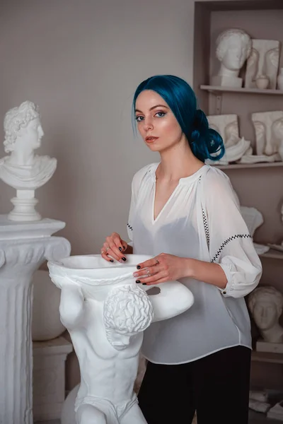 조각가 스튜디오에 파란색 머리의 아름다운 고대의 과살아 아름다움 — 스톡 사진