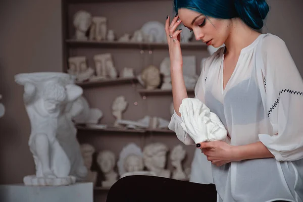 Belle Jeune Fille Aux Cheveux Bleus Dans Atelier Sculpteur Art — Photo