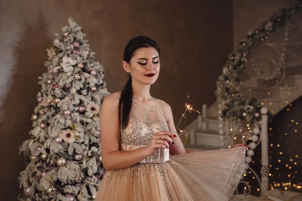 Mujer Joven Moda Con Lujoso Vestido Noche Con Hermoso Maquillaje —  Fotos de Stock