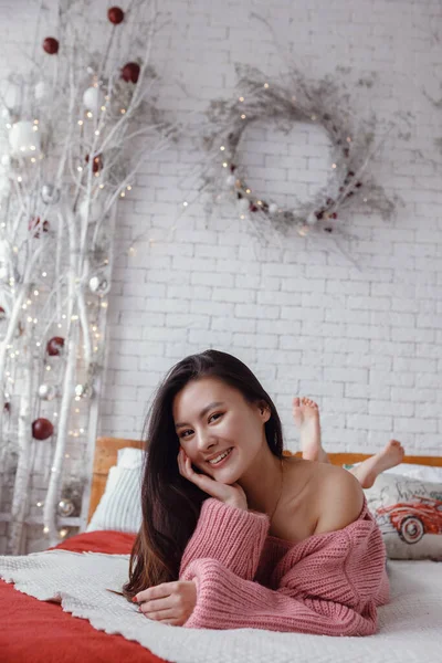 Schöne Asiatische Frau Einem Warmen Pullover Und Jeans Weihnachtsmorgen Ein — Stockfoto