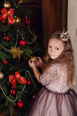 Mutlu Noeller ve mutlu tatiller. Hediyesi olan neşeli, şirin bir kız çocuğu. Xmas tatil konsepti