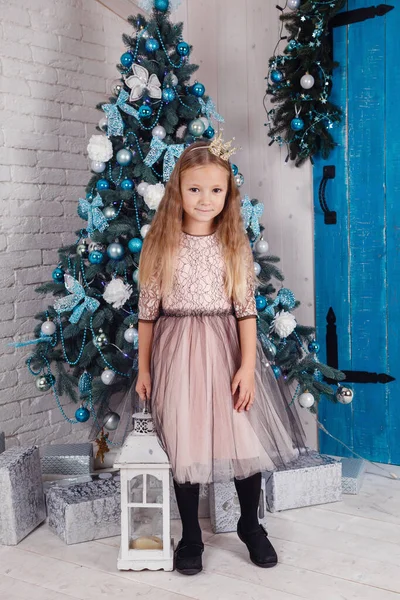 Vrolijk Kerstfeest Fijne Feestdagen Vrolijk Schattig Klein Meisje Met Cadeautje — Stockfoto