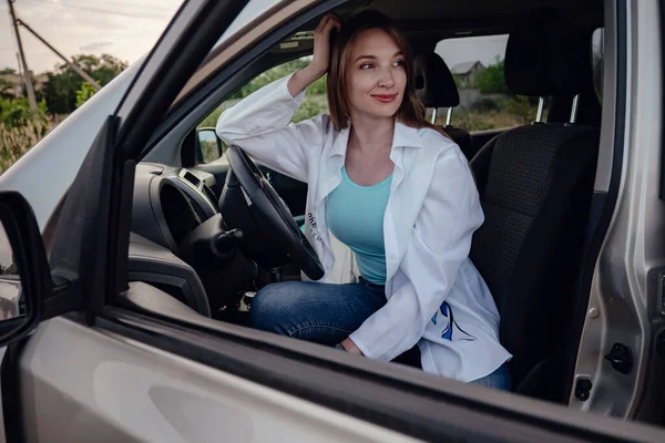 Uma Bela Jovem Mulher Dirigindo Carro Cinza Ideia Conceito Viagem — Fotografia de Stock