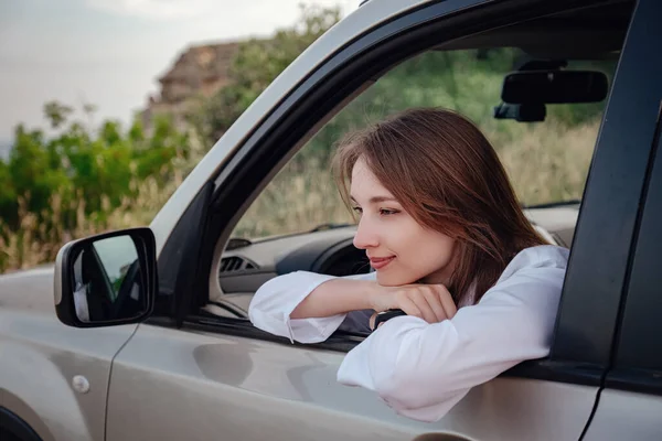 Uma Bela Jovem Mulher Dirigindo Carro Cinza Ideia Conceito Viagem — Fotografia de Stock