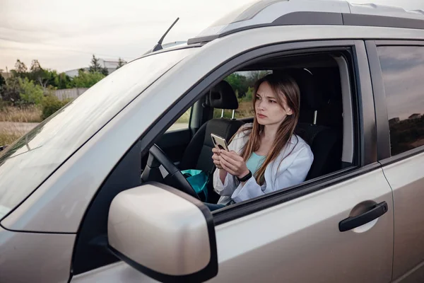 Una Hermosa Joven Conduciendo Coche Gris Mujer Usando Gps Teléfono — Foto de Stock