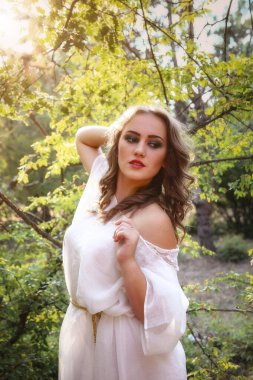 Sonbahar ormanında uzun beyaz elbiseli, gizemli gotik kadın. Karanlık fantezi yaratık