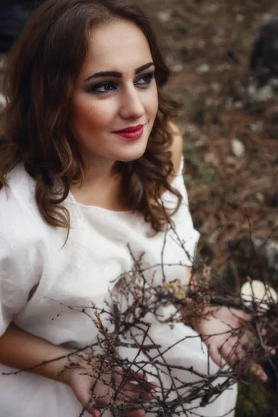 Krásná Tajemná Gotická Žena Dlouhých Bílých Šatech Podzimním Lese Tmavé — Stock fotografie