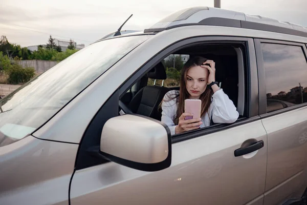 Una Hermosa Joven Conduciendo Coche Gris Mujer Usando Gps Teléfono — Foto de Stock