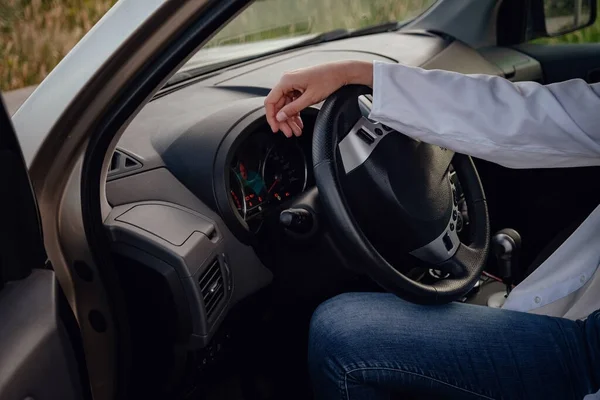 灰色の車を運転する美しい若い女性 車旅行やナビゲーションや自由といったアイデアや概念は — ストック写真