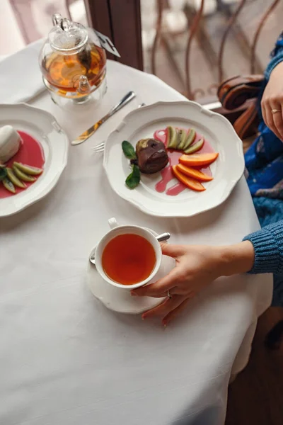 Tea Party Con Pasteles Dulces Sobre Fondo Mesa Madera Encantador — Foto de Stock
