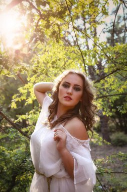 Sonbahar ormanında uzun beyaz elbiseli, gizemli gotik kadın. Karanlık fantezi yaratık