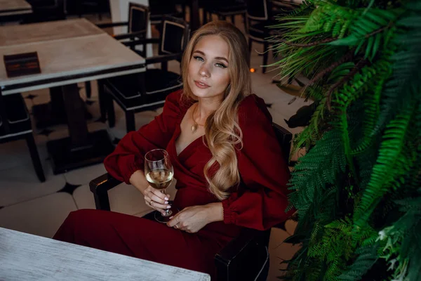 Vrouw Met Glas Witte Wijn Café Restaurant Sexy Jong Blond — Stockfoto