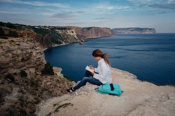 Mujer Atractiva Está Sentada Borde Montaña Con Una Vista Mar — Foto de Stock