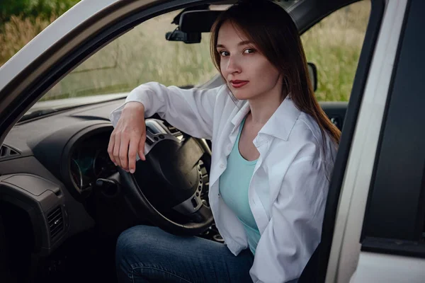 Uma Bela Jovem Mulher Dirigindo Carro Cinza Ideia Conceito Viagem — Fotografia de Stock
