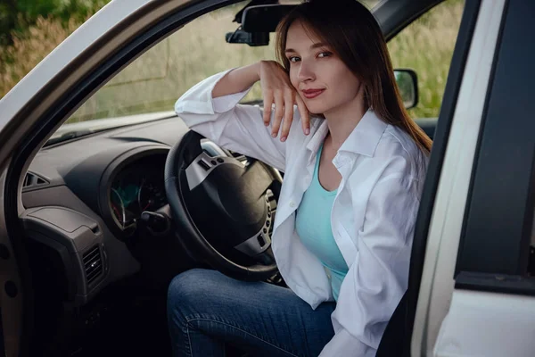 Uma Bela Jovem Mulher Dirigindo Carro Cinza Ideia Conceito Viagem — Fotografia de Stock