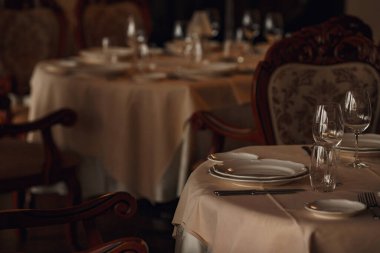 Tatlı kekler ve ahşap masa arkasında çay partisi. Büyüleyici klasik bir restoranda..