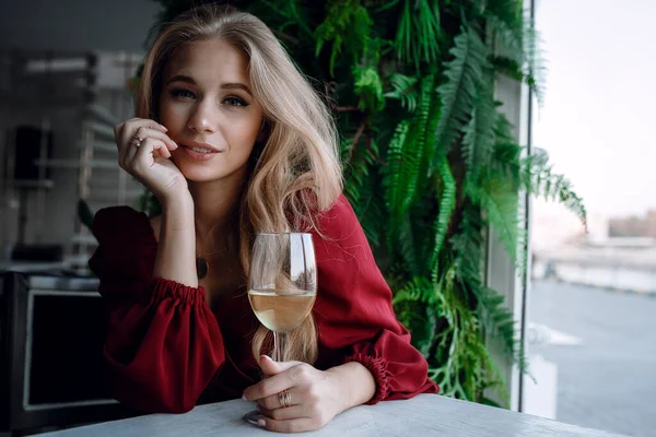 Femme Avec Verre Vin Blanc Dans Café Restaurant Sexy Jeune — Photo