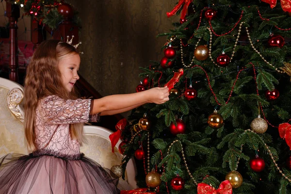 Uma Menina Bonita Vestido Preparando Para Ano Novo Expectativa Festa — Fotografia de Stock