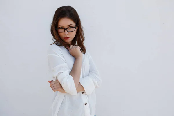 Bild Unga Företag Asiatisk Kvinna Vit Överdimensionerad Skjorta Poserar Isolerad — Stockfoto