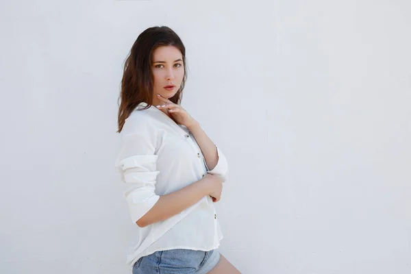 Imagen Joven Mujer Asiática Negocios Una Camisa Blanca Sobredimensionada Posando —  Fotos de Stock