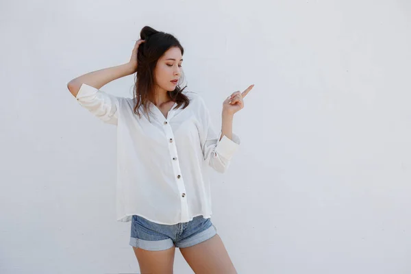 Foto Van Aziatische Jonge Vrouw Geïsoleerd Witte Muur Achtergrond Toont — Stockfoto