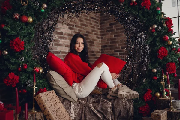 Mulher Elegante Bonita Com Cabelo Ondulado Maquiagem Suéter Vermelho Jeans — Fotografia de Stock