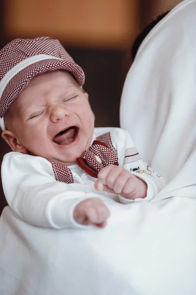 Adorabile Neonato Sbadiglia Sciarpa Con Piccolo Berretto Sulla Coperta Home — Foto Stock