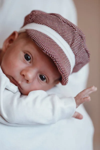 Adorabile Neonato Avvolto Sciarpa Con Piccolo Berretto Sulla Coperta Home — Foto Stock