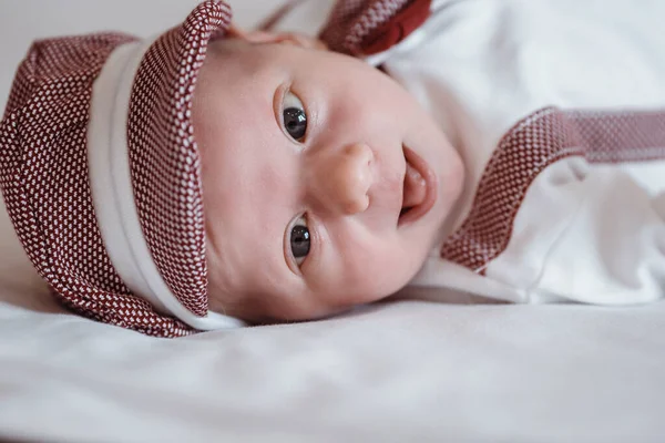 かわいい新生児がスカーフに包まれ 毛布に小さなキャップで包まれています 少年の家の肖像画 — ストック写真