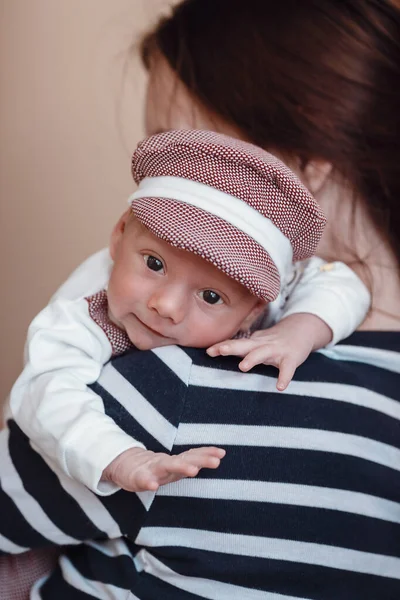 Adorabile Neonato Avvolto Sciarpa Con Piccolo Berretto Sulla Coperta Home — Foto Stock