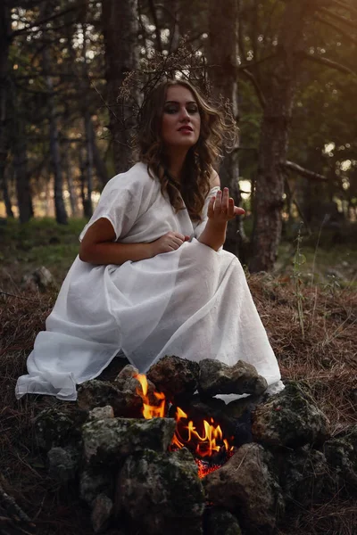 Bella Donna Gotica Mistero Abito Lungo Bianco Nella Foresta Autunnale — Foto Stock