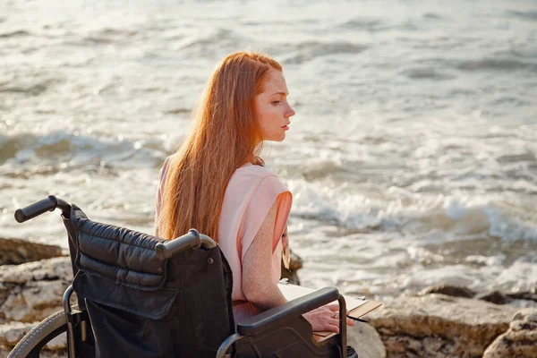 Una Joven Pelirroja Discapacitada Silla Ruedas Disfruta Puesta Sol Junto — Foto de Stock