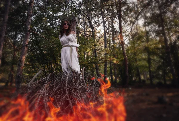 Bella Donna Gotica Mistero Abito Lungo Bianco Nella Foresta Autunnale — Foto Stock