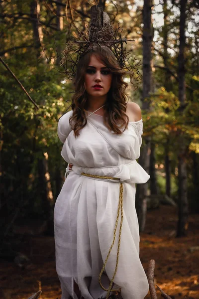 Krásná Tajemná Gotická Žena Dlouhých Bílých Šatech Podzimním Lese Temné — Stock fotografie