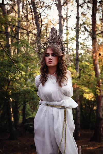 Mulher Gótica Mistério Bonita Vestido Branco Longo Floresta Outono Criatura — Fotografia de Stock