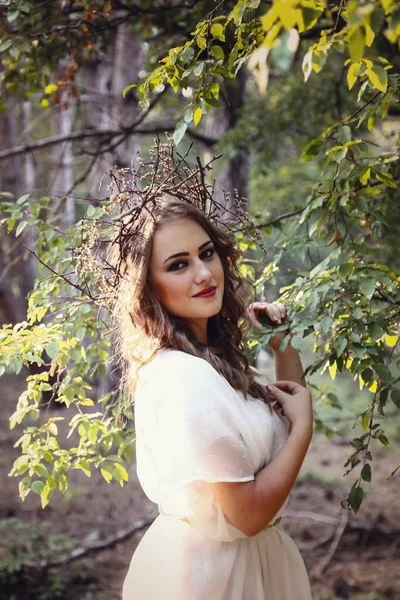 Sonbahar ormanında uzun beyaz elbiseli, gizemli gotik kadın. Karanlık fantezi yaratık