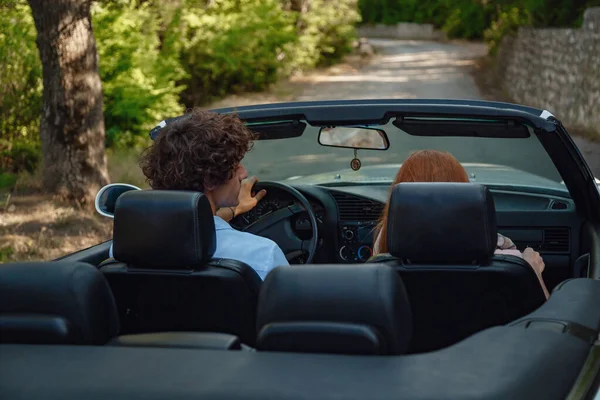 Pareja Disfrutando Paseo Convertible Carretera Verano Los Amigos Van Vacaciones — Foto de Stock