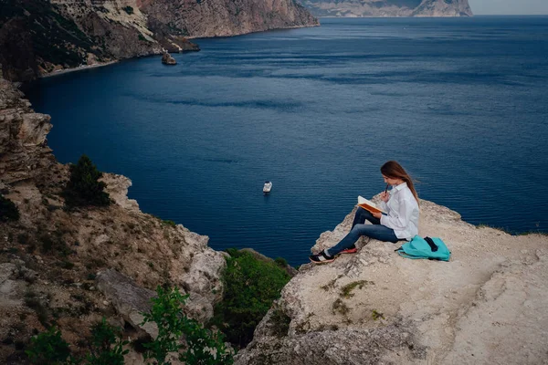 Mujer Atractiva Está Sentada Borde Montaña Con Una Vista Mar — Foto de Stock